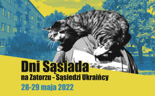 Grafika w kolorze niebiesko- żółtym. Plecy mężczyzny, na którego barkach siedzi kot w tle blok mieszkalny i drzewa. Dni Sąsiada na Zatorzu - Sąsiedzi Ukraińcy.